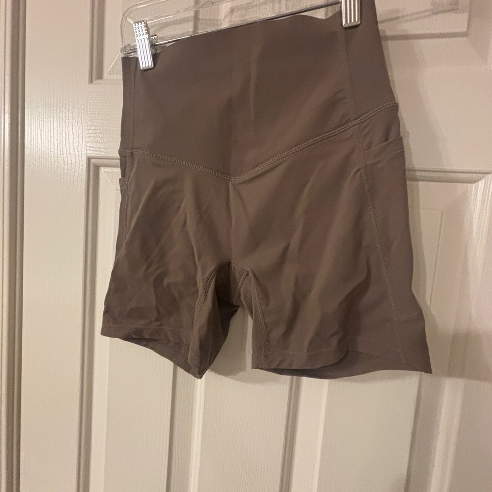 HALARA High-Waist Bike Shorts in Taupe